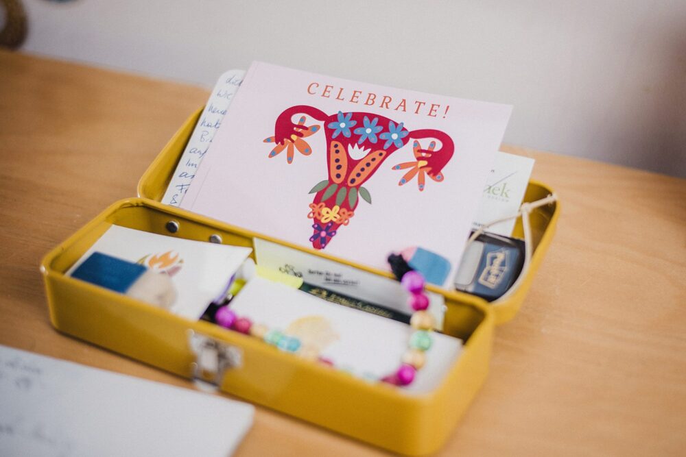 Uterus-Postkarte "Celebrate!" – Bild 2