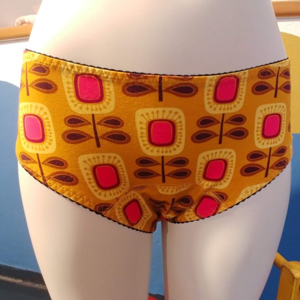 Retro_Periodenunterwaesche_Rotmarie